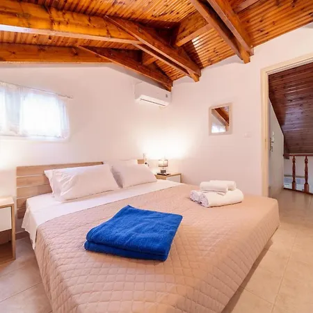 דירה Iphigenia At *