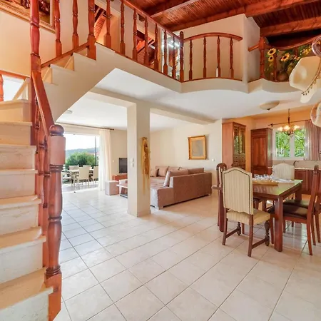 Iphigenia At דירה *