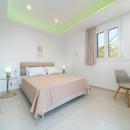 Iphigenia At Διαμέρισμα *