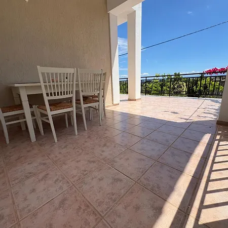 Iphigenia At Apartament Kateleios